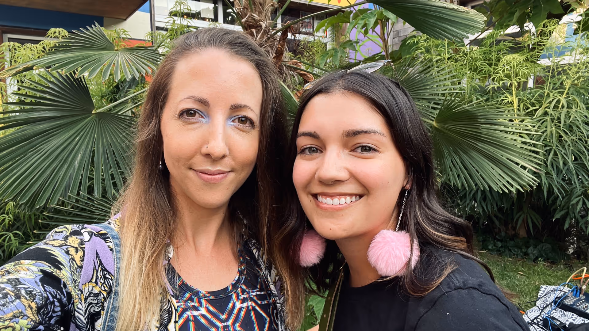 2 women smiling 